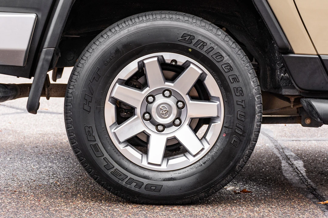 2014 Toyota FJ Cruiser - Image 28 of 31