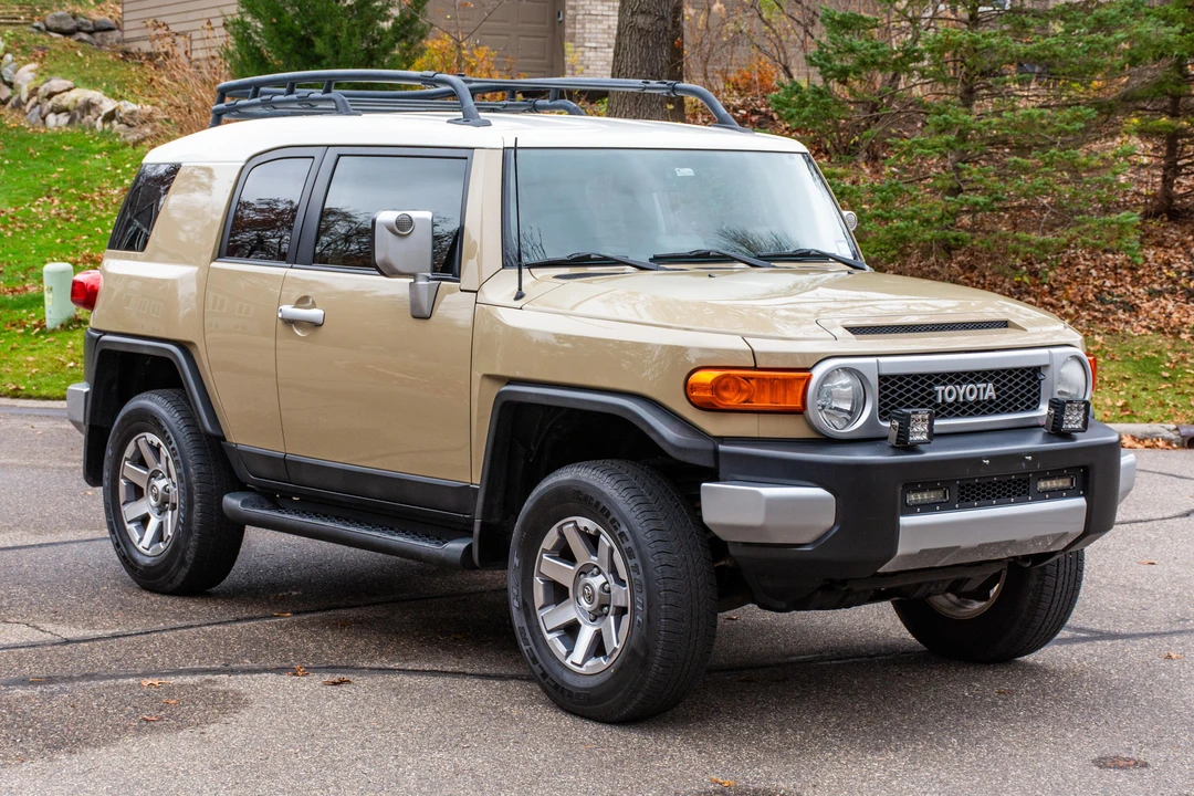 2014 Toyota FJ Cruiser - Image 8 of 31