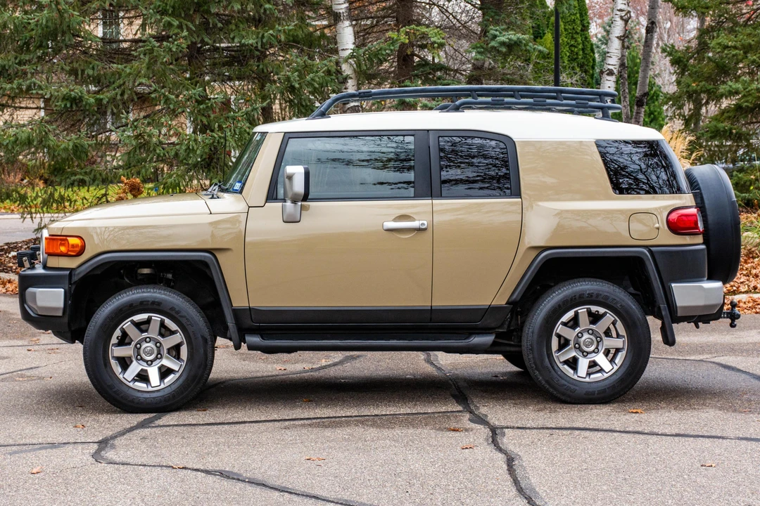 2014 Toyota FJ Cruiser - Image 3 of 31