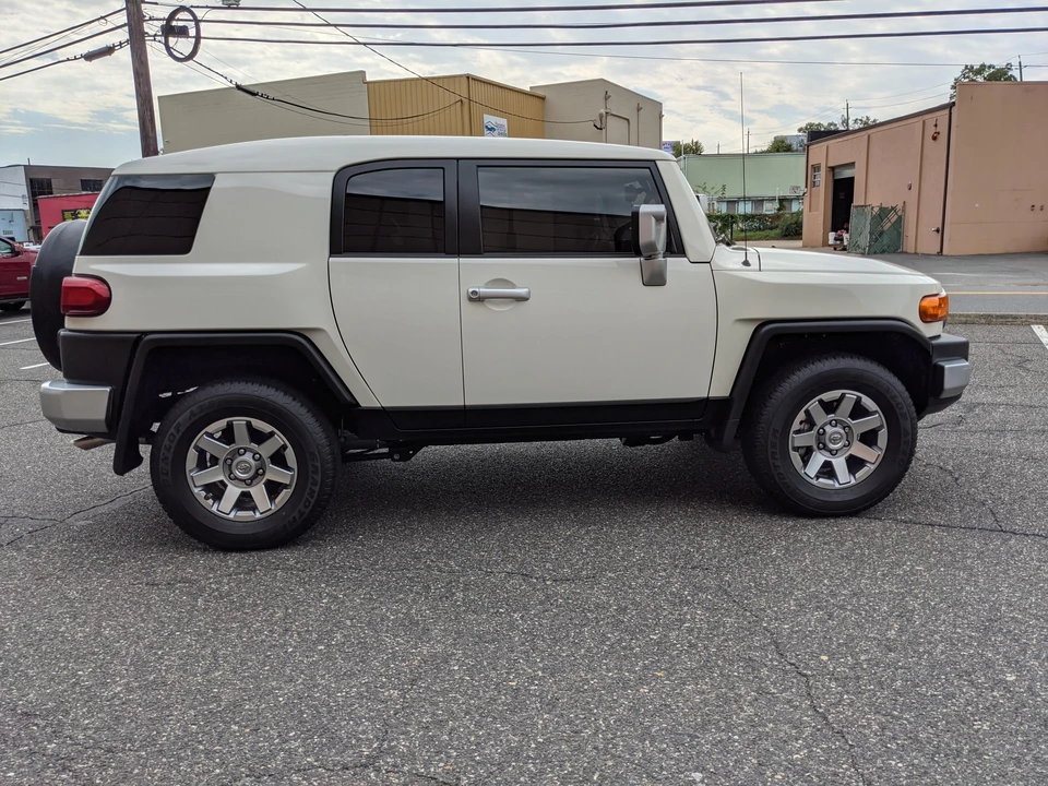 2014 Toyota FJ Cruiser - Image 16 of 31