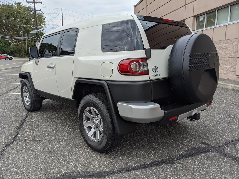 2014 Toyota FJ Cruiser - Image 24 of 31