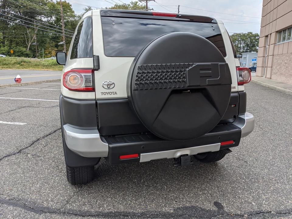 2014 Toyota FJ Cruiser - Image 26 of 31