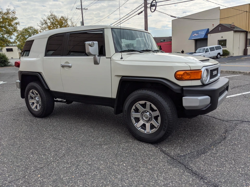 2014 Toyota FJ Cruiser - Image 6 of 31