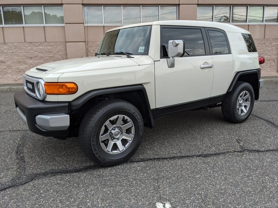 2014 Toyota FJ Cruiser - Image 17 of 31