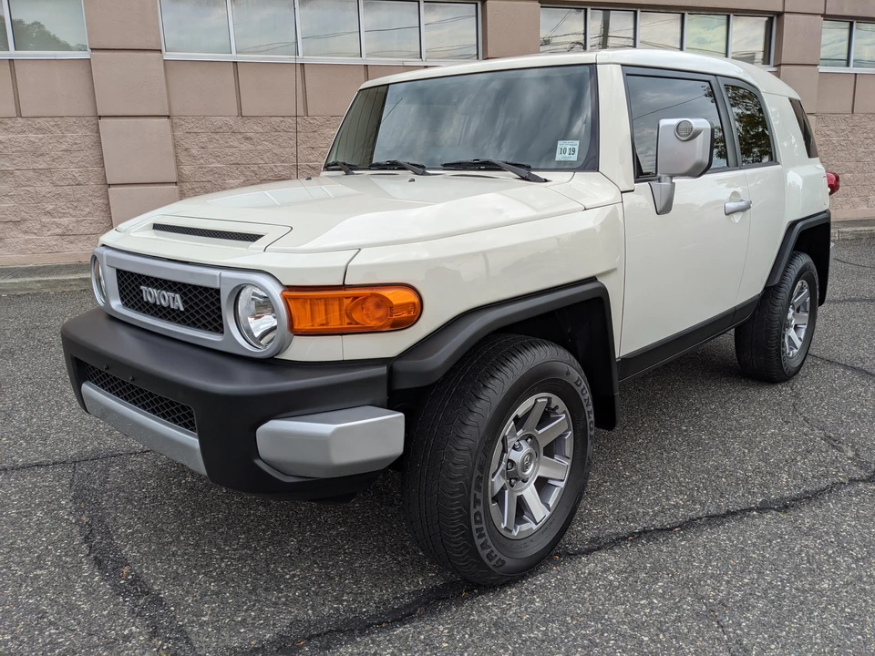 2014 Toyota FJ Cruiser - Image 15 of 31