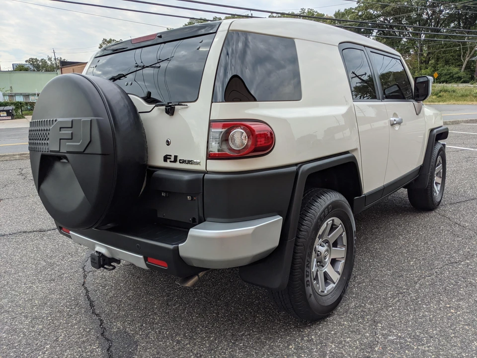 2014 Toyota FJ Cruiser - Image 29 of 31
