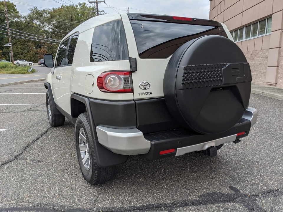 2014 Toyota FJ Cruiser - Image 25 of 31