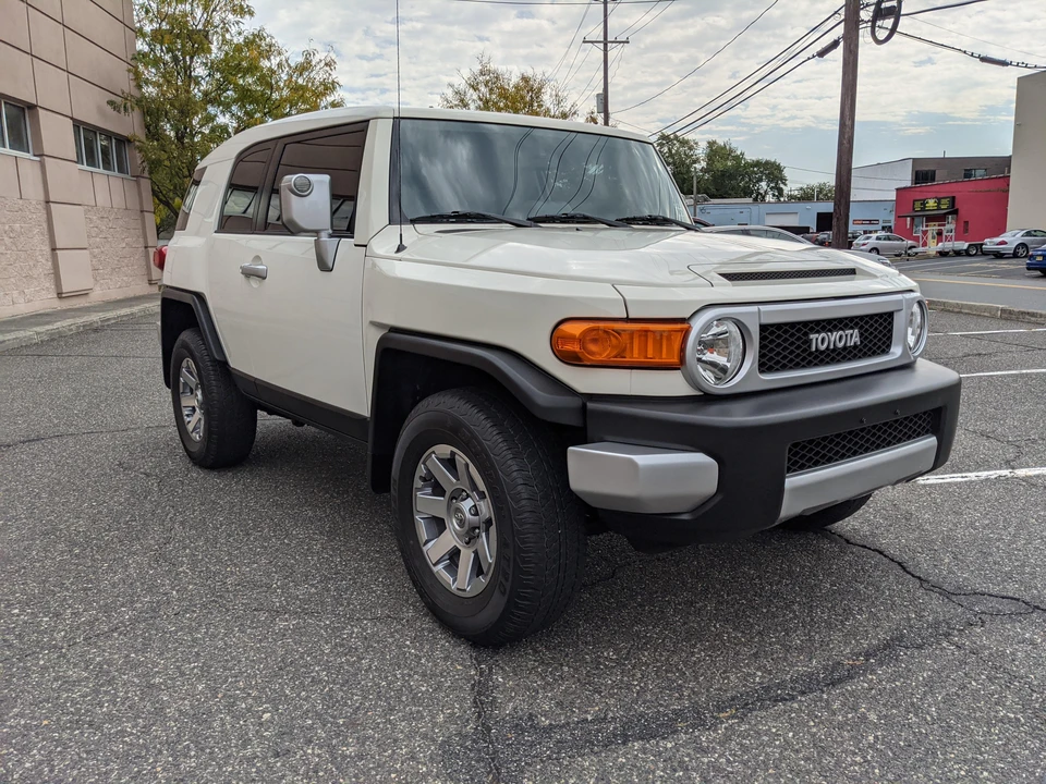 2014 Toyota FJ Cruiser - Image 8 of 31