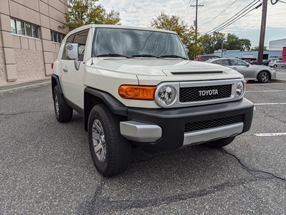 2014 Toyota FJ Cruiser - Image 9 of 31