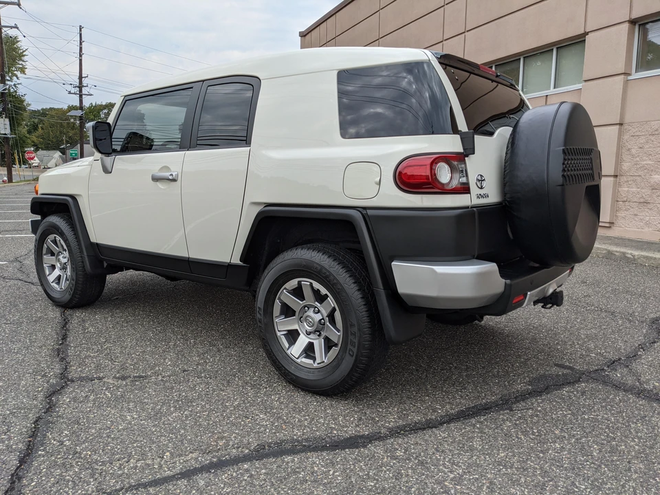2014 Toyota FJ Cruiser - Image 23 of 31
