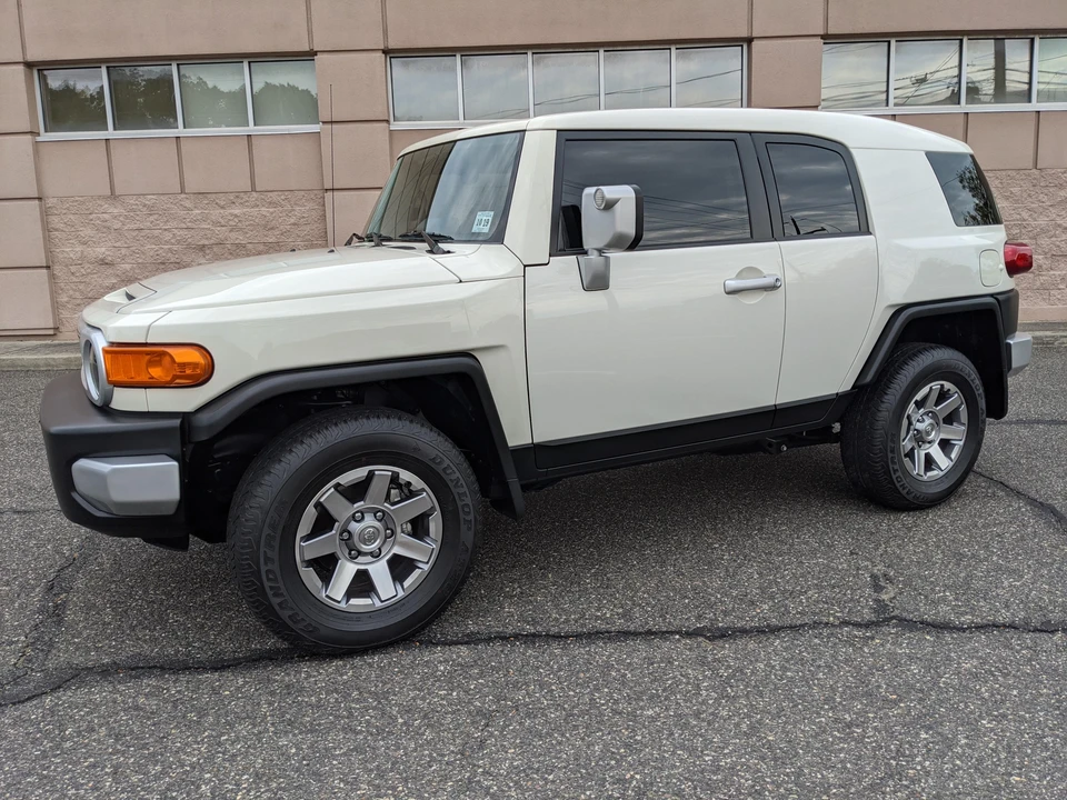 2014 Toyota FJ Cruiser - Image 18 of 31