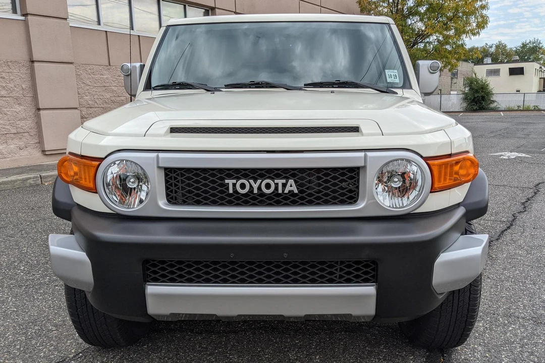 2014 Toyota FJ Cruiser - Image 2 of 31