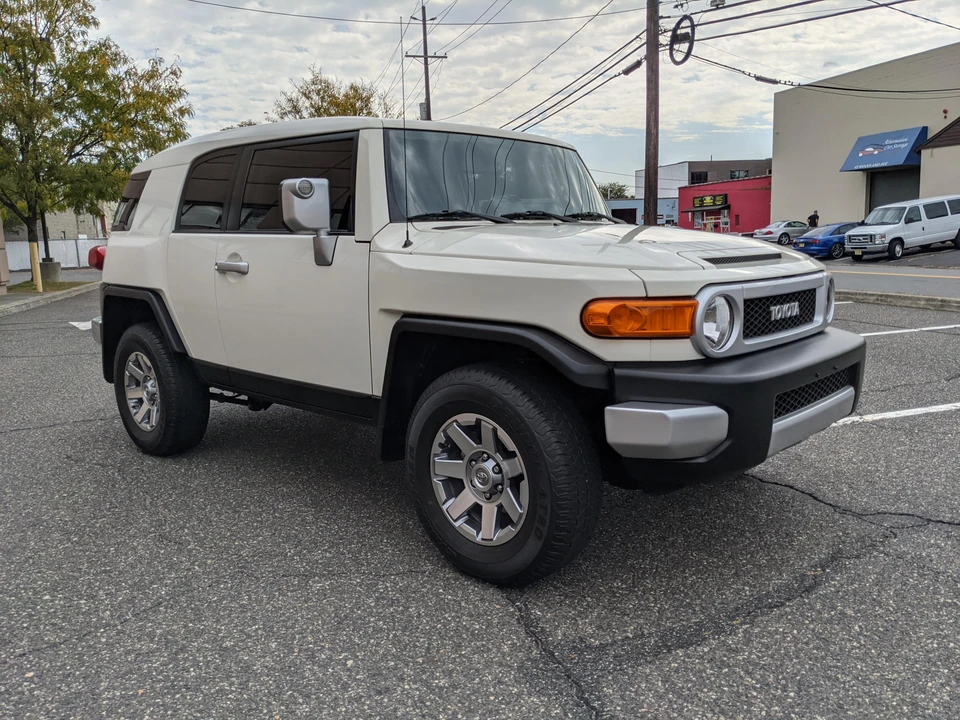 2014 Toyota FJ Cruiser - Image 7 of 31