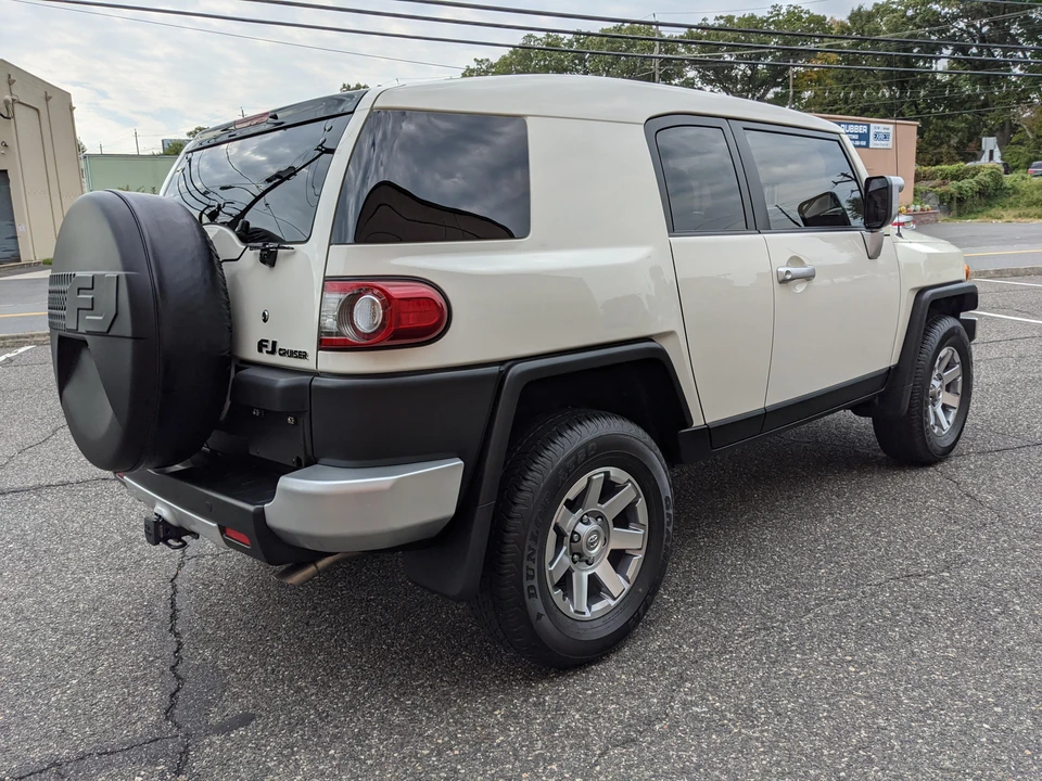 2014 Toyota FJ Cruiser - Image 30 of 31