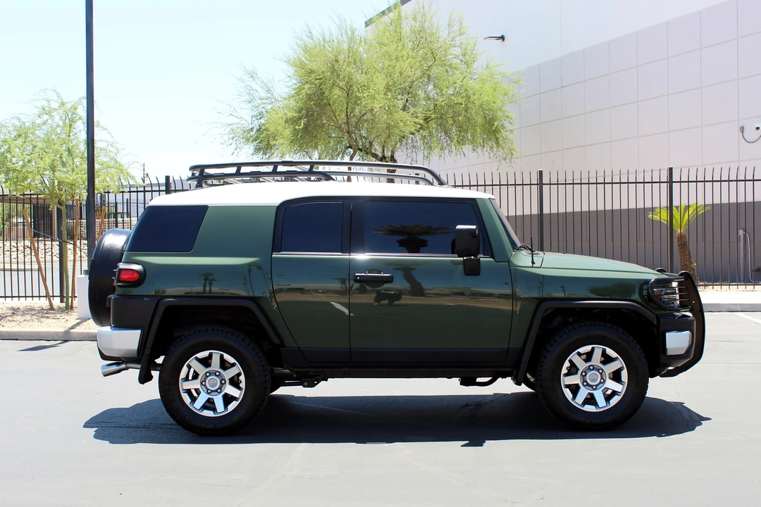 2014 Toyota FJ Cruiser - Image 8 of 31
