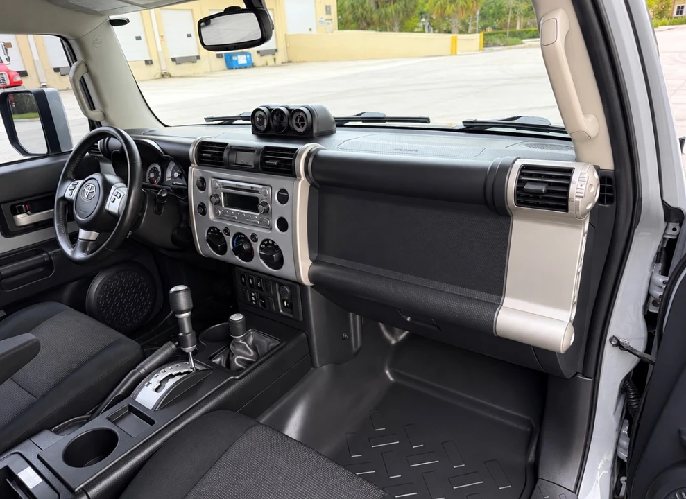2014 Toyota FJ Cruiser - Image 17 of 31