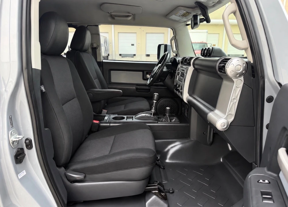 2014 Toyota FJ Cruiser - Image 16 of 31