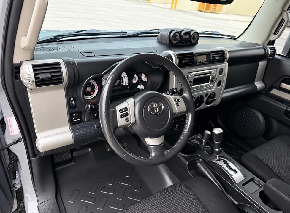 2014 Toyota FJ Cruiser - Image 15 of 31