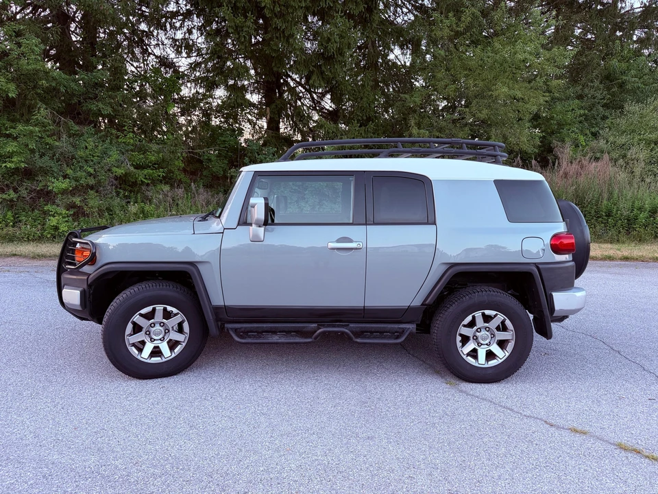 2014 Toyota FJ Cruiser - Image 7 of 31