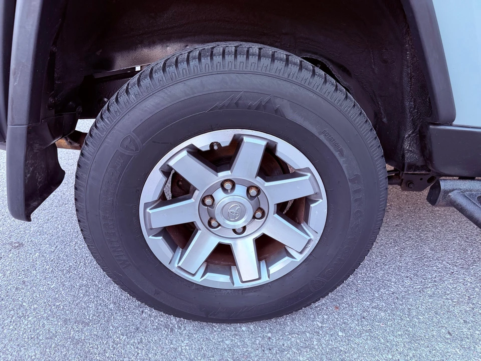 2014 Toyota FJ Cruiser - Image 29 of 31