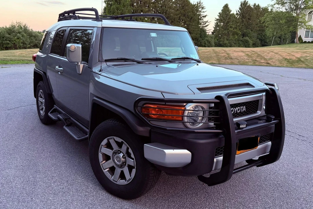 2014 Toyota FJ Cruiser - Image 2 of 31