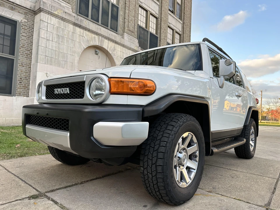 2014 Toyota FJ Cruiser - Image 10 of 31