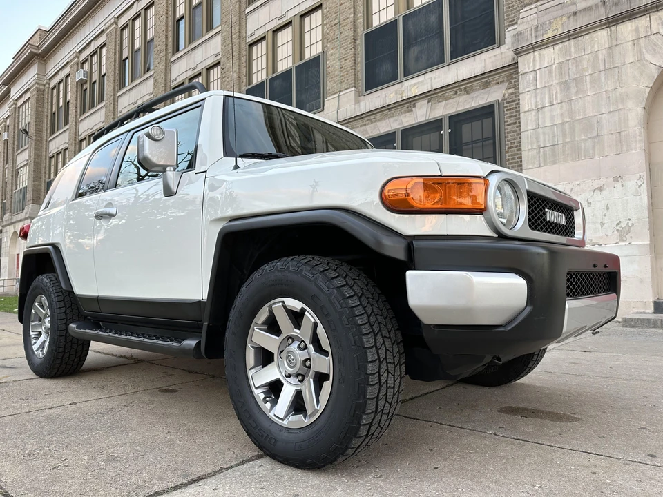 2014 Toyota FJ Cruiser - Image 26 of 31