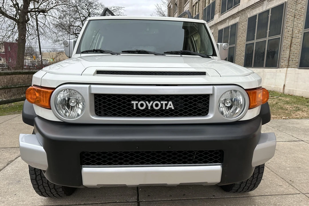 2014 Toyota FJ Cruiser - Image 2 of 31