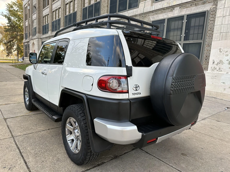 2014 Toyota FJ Cruiser - Image 16 of 31