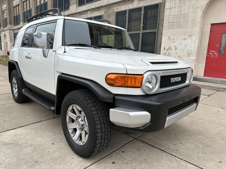 2014 Toyota FJ Cruiser - Image 28 of 31