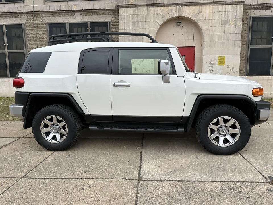 2014 Toyota FJ Cruiser - Image 24 of 31