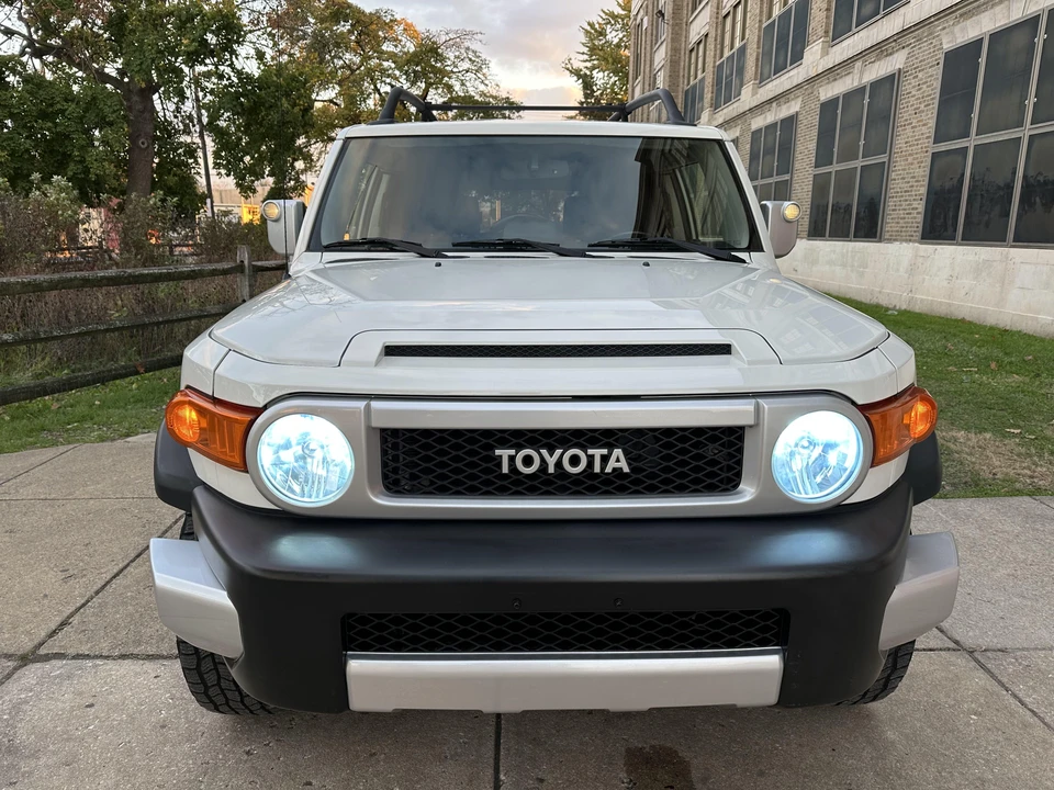 2014 Toyota FJ Cruiser - Image 7 of 31