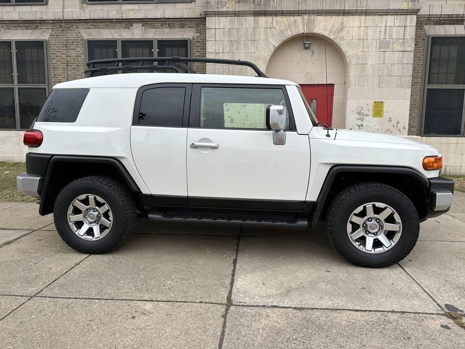 2014 Toyota FJ Cruiser - Image 25 of 31