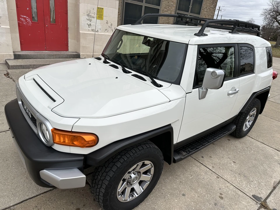 2014 Toyota FJ Cruiser - Image 11 of 31