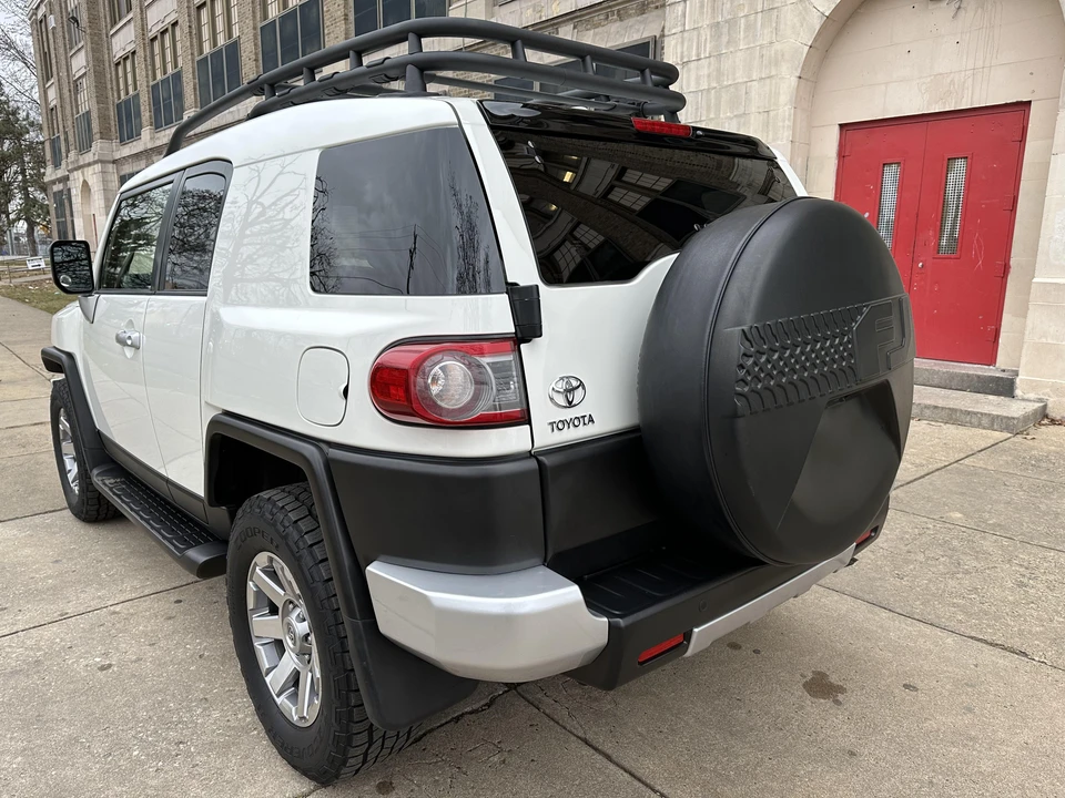 2014 Toyota FJ Cruiser - Image 15 of 31
