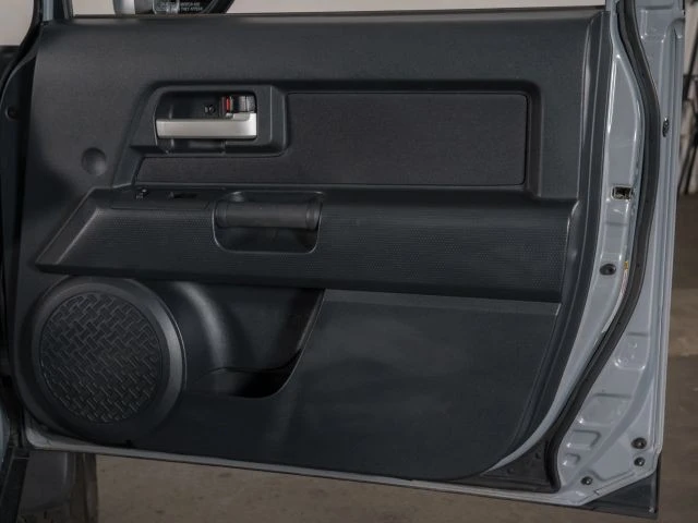 2014 Toyota FJ Cruiser - Image 13 of 17