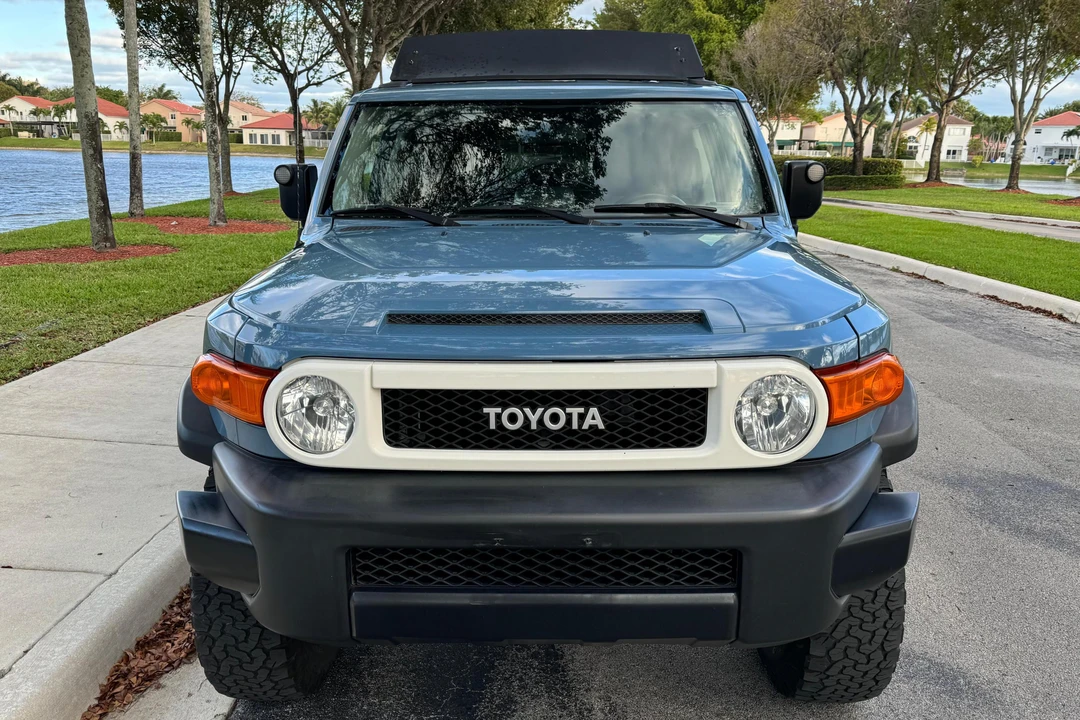 2014 Toyota FJ Cruiser - Image 2 of 31