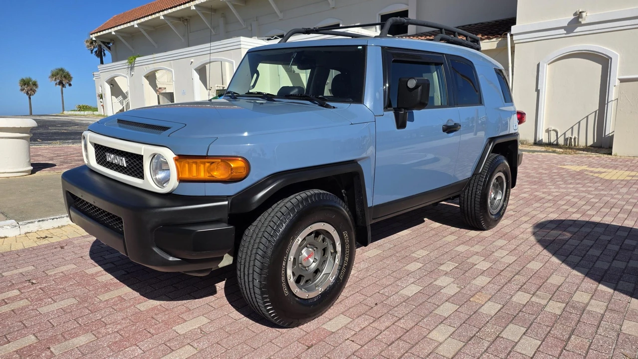 2014 Toyota FJ Cruiser - Image 2 of 31