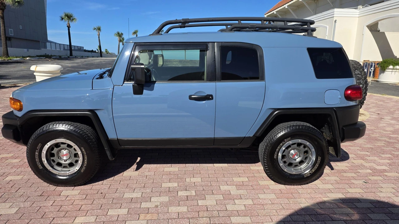 2014 Toyota FJ Cruiser - Image 8 of 31
