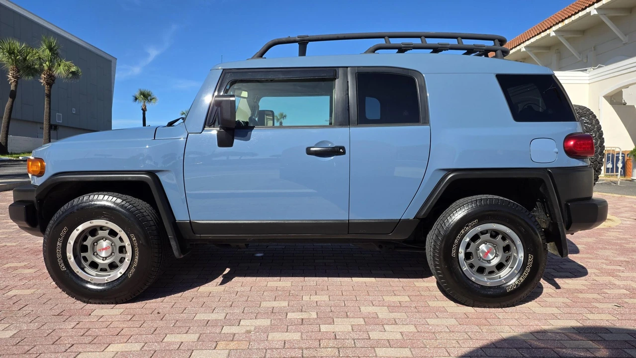 2014 Toyota FJ Cruiser - Image 9 of 31