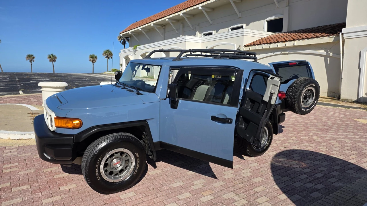2014 Toyota FJ Cruiser - Image 28 of 31
