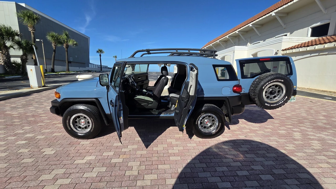 2014 Toyota FJ Cruiser - Image 29 of 31