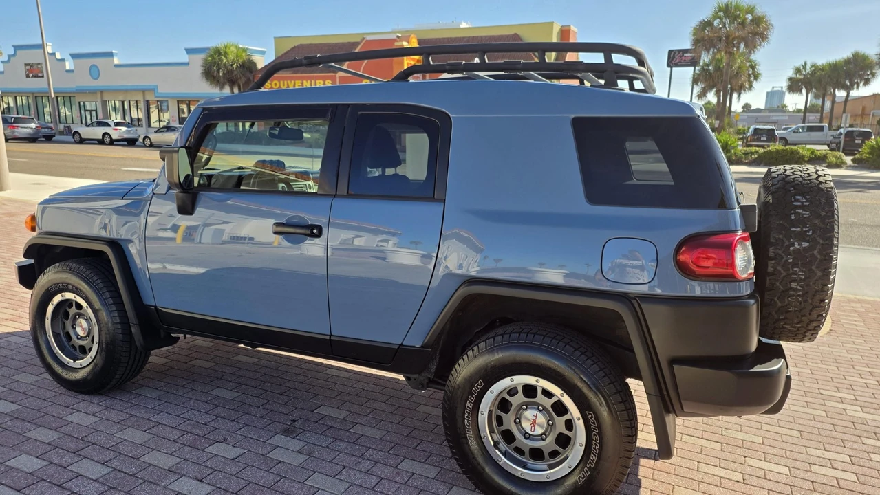 2014 Toyota FJ Cruiser - Image 10 of 31