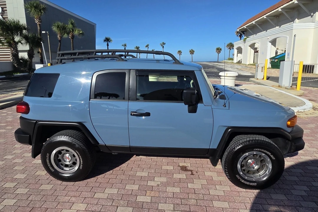 2014 Toyota FJ Cruiser - Image 19 of 31