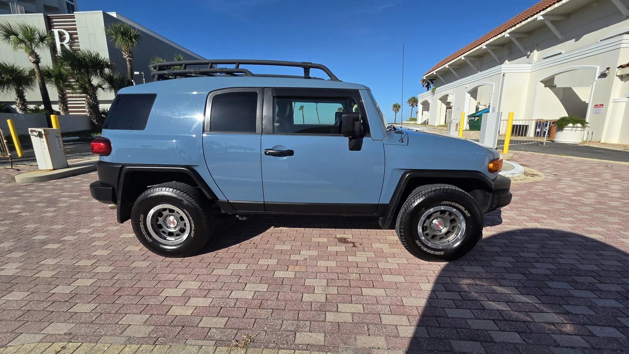2014 Toyota FJ Cruiser - Image 18 of 31