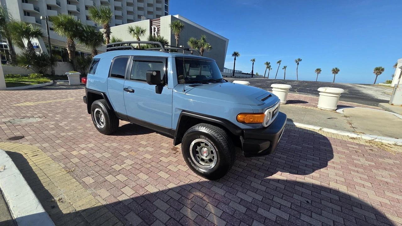 2014 Toyota FJ Cruiser - Image 25 of 31