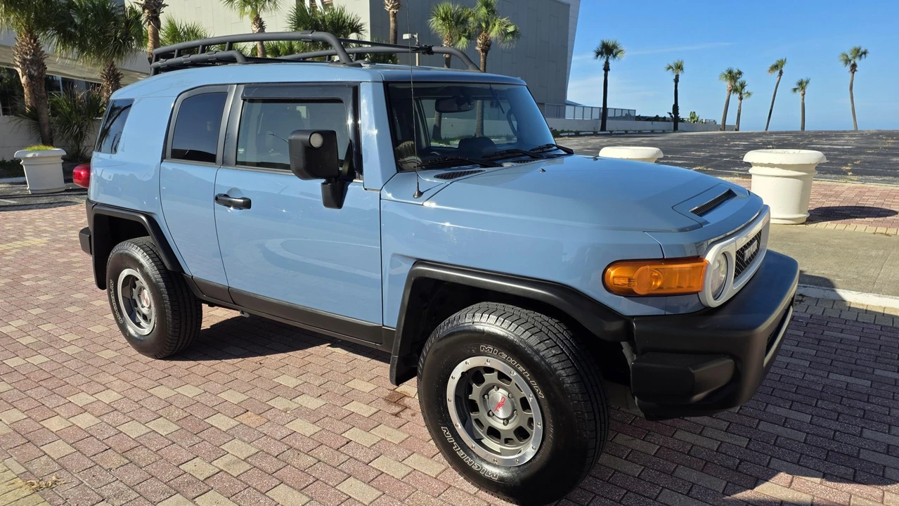 2014 Toyota FJ Cruiser - Image 24 of 31