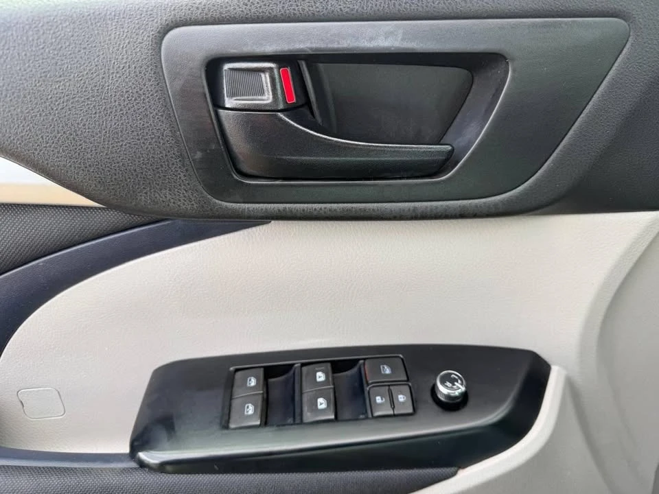 2014 Toyota Highlander - Image 11 of 16