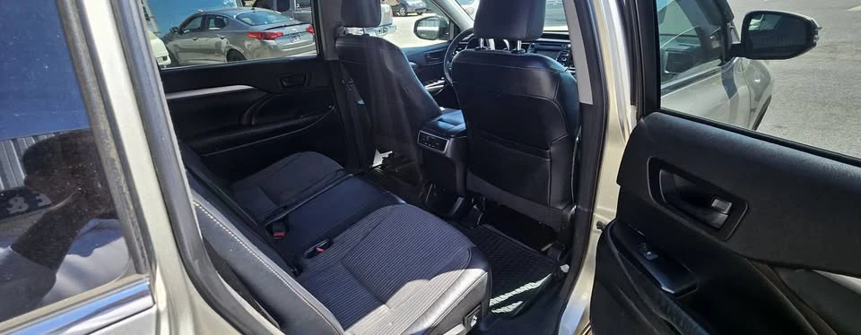 2014 Toyota Highlander - Image 10 of 13