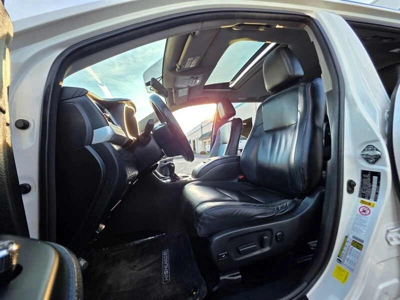 2014 Toyota Highlander - Image 13 of 21